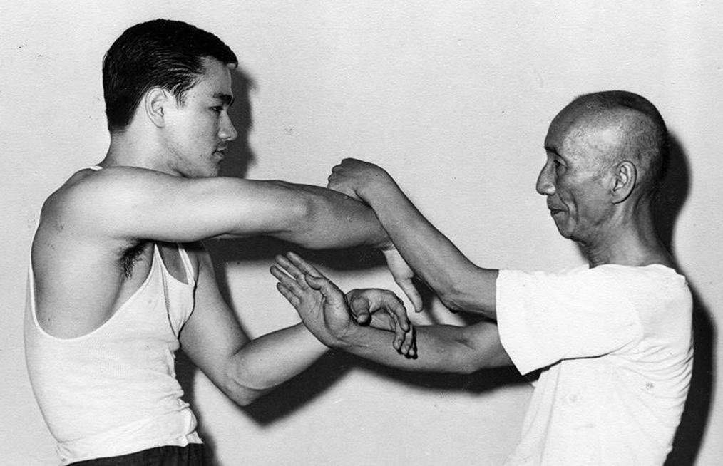 Wing Chun – Bruce Lee sticking hands with Yip Man